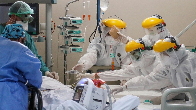 Doktor ve hemşireler pandemi döneminde ağırlıklı olarak covid ünitelerinde görev üstlendi. Foto: DHA